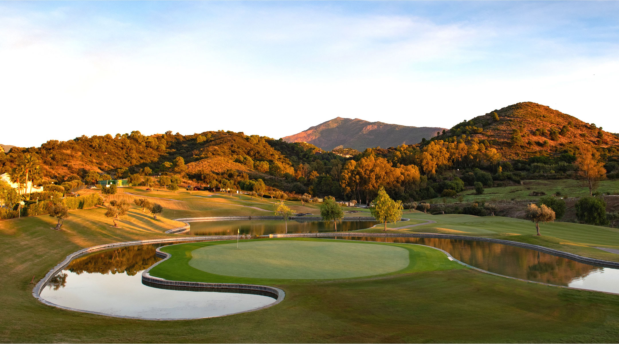 Panoramic view of the course and mountains
